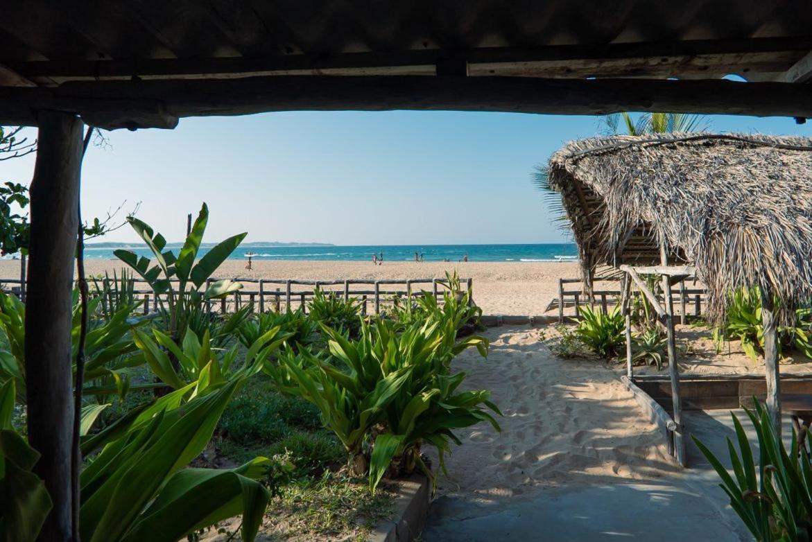 On The Beach 2 Bedroom Dhow Cabin W Ac Praia do Tofo Exteriér fotografie